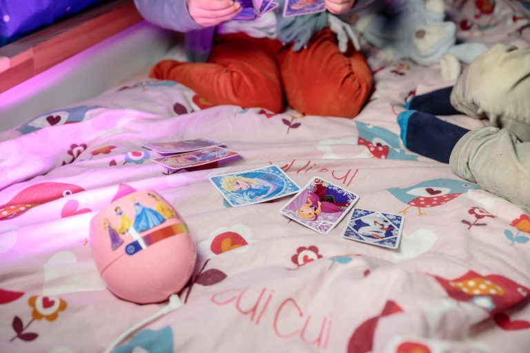 Due bambini che giocano con Disney giochi di carte fatte da Cartamundi per Mondadori
